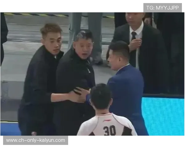 CBA北京首钢赛场惹争议，裁判判罚成热搜