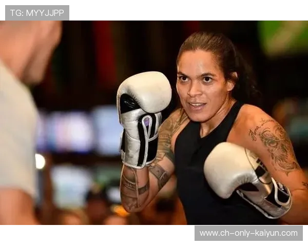 UFC膝踢险些终结比赛，瞬间点燃观众激情的精彩瞬间